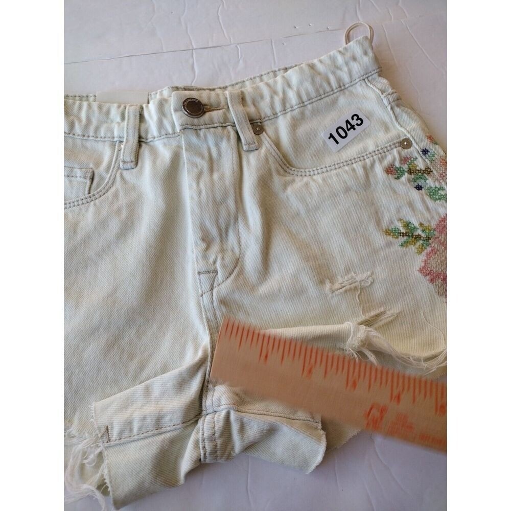 Blank NYC Shorts Woman's 25 White Off Denim Floral Embroidered Distressed - Picture 7 of 11